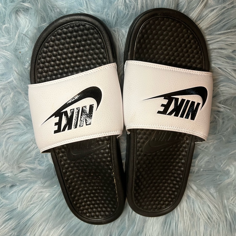 White Nike slides Size: 8M